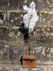 "Ohne Titel", Armierungseisen, Draht, Putzf�den, Acryl, Sockel: Tramschiene