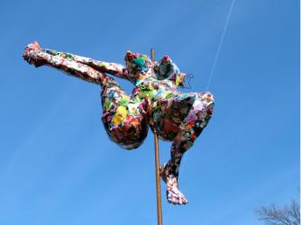 "Iris", Armierungseisen, Draht, Kleister, Papier, Lack, Sockel: Stein, 104 x 70 x 34cm